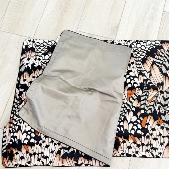 TED BAKER LONDON Black Beige FEATHERS Set Of 2 King Size Pillow Shams 20” X 36” - Picture 5 of 8